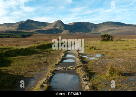 Trotternish Ridge da una vecchia linea ferroviaria a abbandonato diatomite opere, lealt, Trotternish, Isola di Skye, Scotland, Regno Unito. Foto Stock