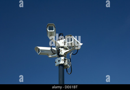 Schoenefeld, Germania, le videocamere di sorveglianza in un Metallsaeule Foto Stock