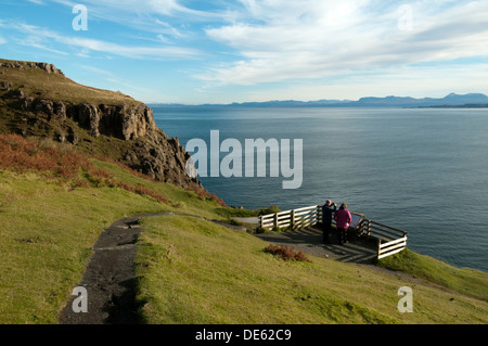 Visualizzazione sopra la piattaforma di abbandonato diatomite lavora presso la lealt, Trotternish, Isola di Skye, Scotland, Regno Unito. Foto Stock