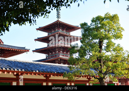 Il Gojunoto (a 5 piani pagoda) all'interno dei motivi del tempio Shitennoji di Osaka in Giappone. Foto Stock