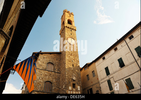 Toscana, Italia. Città sulla collina di Montalcino, patria del vino Brunello di Montalcino. Il municipio il Palazzo Comunale Foto Stock