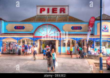 Le persone al di fuori del molo di Teignmouth Devon England, Inglese tradizionale con struttura da mare in HDR Foto Stock