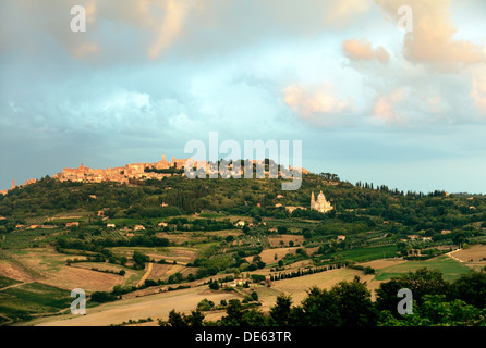 Il XVI C Tempio di San Biagio sta sotto il colle medievale città di Montepulciano, Toscana, Italia. Sera d'estate Foto Stock