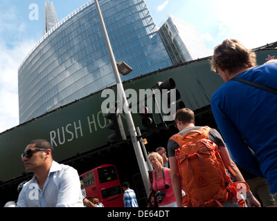 Rush Hour segno sulla palizzata al di sopra dei pedoni in Street a Londra London Bridge Southwark Londra Sud Inghilterra UK KATHY DEWITT Foto Stock