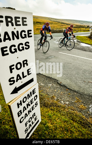 I ciclisti a Newby Head Moss nel Yorkshire Dales National Park Foto Stock