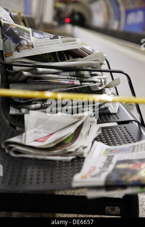 I quotidiani gratuiti oggetto di pratiche di dumping su un banco a Chancery Lane Stazione della Metropolitana Foto Stock