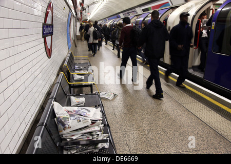 I quotidiani gratuiti oggetto di pratiche di dumping su un banco a Chancery Lane Stazione della Metropolitana, durante la mattina i pendolari. Foto Stock