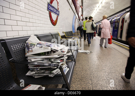 I quotidiani gratuiti oggetto di pratiche di dumping su un banco a Chancery Lane Stazione della Metropolitana, durante la mattina i pendolari. Foto Stock