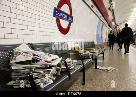 I quotidiani gratuiti oggetto di pratiche di dumping su un banco a Chancery Lane Stazione della Metropolitana, durante la mattina i pendolari. Foto Stock