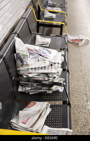 I quotidiani gratuiti oggetto di pratiche di dumping su un banco a Chancery Lane Stazione della Metropolitana Foto Stock