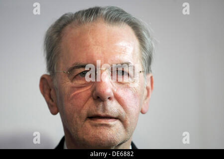 Francoforte sul Meno, Germania. Xii Sep, 2013. Ex presidente del Comitato Olimpico Internazionale (CIO), Jacques Rogge, è raffigurato all'aeroporto di Francoforte sul Meno, Germania, 12 settembre 2013. Bach è stato precedentemente votato il nuovo presidente del CIO a Buenos Aires. Foto: FREDRIK VON ERICHSEN/dpa/Alamy Live News Foto Stock