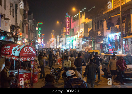 India, Uttar Pradesh, New Delhi serata tipica scena di strada nel quartiere di Paharganj Foto Stock