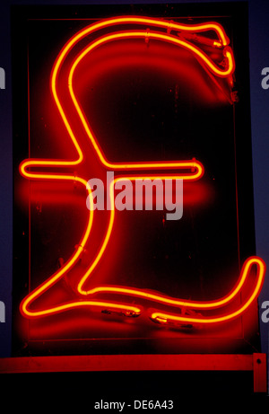 Sterling illuminati al neon cancelletto £ Valuta inglese HOMER SYKES Foto Stock