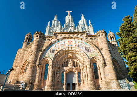 Tibidabo chiesa sulla montagna in Barcellona con la statua di Cristo sovrastante la città Foto Stock