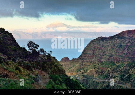 Ad est oltre il Barranco de las Rosas, La Gomera, isole Canarie al sole isola di Tenerife e snow-capped Pico del Teide Foto Stock