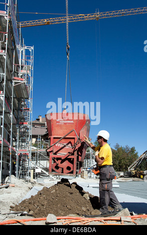 Samedan, Svizzera, un lavoratore edile su un sito di costruzione per nuove zone residenziali Foto Stock