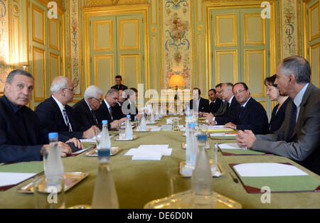 Paris, Paris, Francia. Xii Sep, 2013. Il presidente palestinese Mahmoud Abbas incontra il Presidente francese Francois Hollande al suo arrivo all'Elysee Palace, a Parigi, Francia, 12 settembre 2013. Abbas visita la Francia in visita ufficiale a seguito di una visita in Gran Bretagna Credito: Thaer Ganaim APA/images/ZUMAPRESS.com/Alamy Live News Foto Stock