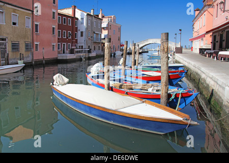 Vecchie barche di legno nel canale di Chioggia, Italia Foto Stock