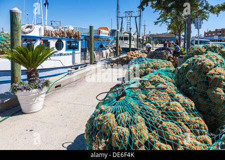 Spugna di smistamento dei pescatori e insacco catture nel dock sul Dodecaneso Blvd. in Tarpon Springs, in Florida Foto Stock