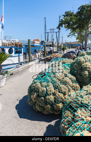 Spugna di smistamento dei pescatori e insacco catture nel dock sul Dodecaneso Blvd. in Tarpon Springs, in Florida Foto Stock