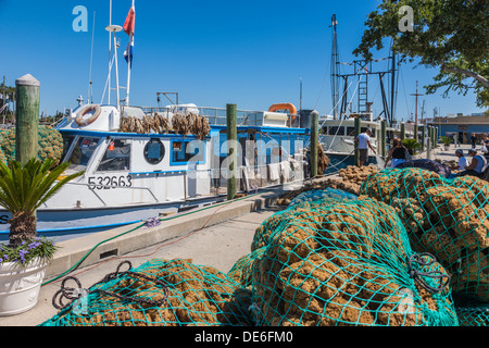 Spugna di smistamento dei pescatori e insacco catture nel dock sul Dodecaneso Blvd. in Tarpon Springs, in Florida Foto Stock