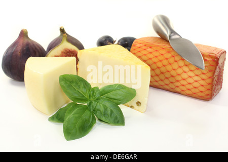 Diversi tipi di formaggio contro uno sfondo bianco Foto Stock