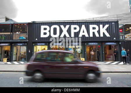 Boxpark pop-up mall basato in Shoreditch, London, Regno Unito Foto Stock