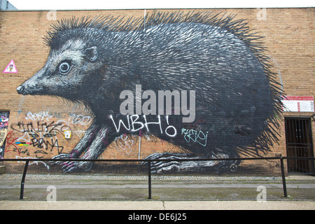 Gigante animale hedgehog murale di artista di strada Roa sulla possibilità Street in Shoreditch. East London, England, Regno Unito Foto Stock