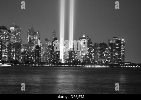 NY, NY, Stati Uniti d'America. Undicesimo Sep, 2013. Omaggio nella marcatura di luce gli attacchi contro il World Trade Center di Manhattan inferiore come si vede dal Fiume Hudson. © Christopher Penler/Alamy Live News