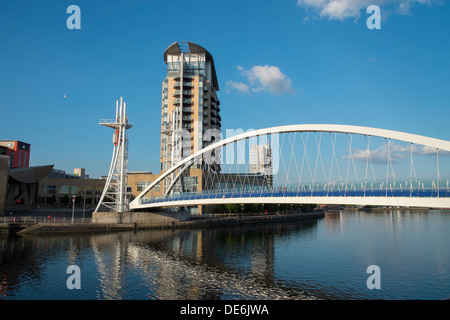 Inghilterra, Greater Manchester, Salford Quays e ponte di Lowry Foto Stock