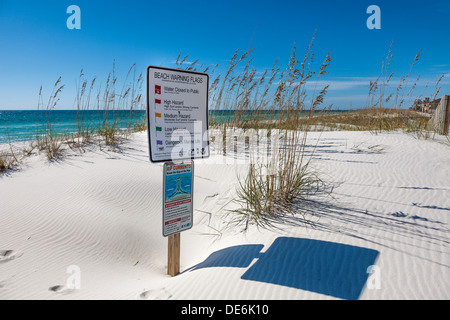 Indicazioni sulla spiaggia informa di avviso meteo bandiere e rip attuali pericoli alla Gulf Breeze, Florida Foto Stock