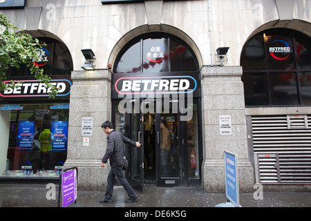 Betfred bookmakers su Gerrard Street a Chinatown, Soho, nel West End di Londra, Inghilterra REGNO UNITO Foto Stock