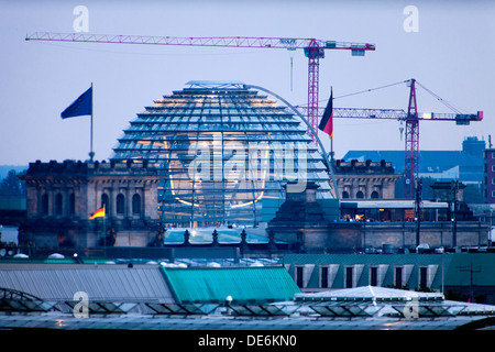 Berlino, Germania, vista sul Reichstag di Berlino in direzione di sera Foto Stock