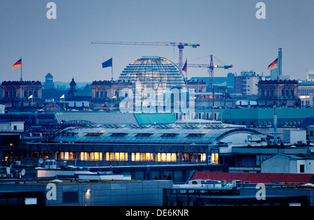 Berlino, Germania, vista sul Reichstag di Berlino in direzione di sera Foto Stock