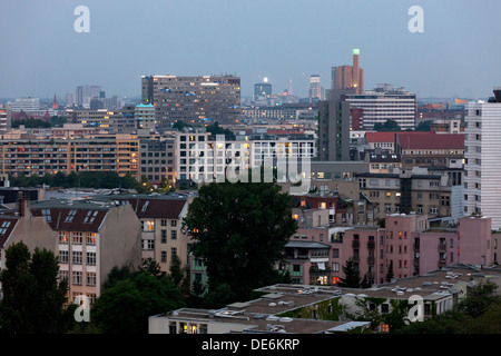 Berlino, Germania, vista dalla direzione di Kreuzberg Berlin-Mitte di sera Foto Stock