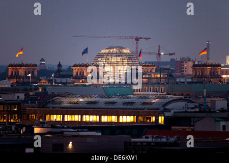 Berlino, Germania, vista sul Reichstag di Berlino in direzione di notte Foto Stock