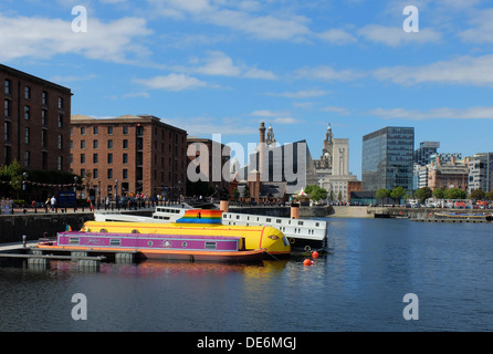 Inghilterra, Liverpool, vista da Albert docks verso il centro della cittã . Foto Stock