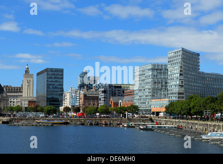 Inghilterra, Liverpool, vista da Albert docks verso il centro della cittã . Foto Stock