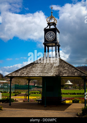 La torre dell Orologio e rifugio pubblico nella hall Leys Park in Matlock Derbyshire Dales Peak District Inghilterra REGNO UNITO Foto Stock