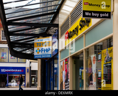 Negozio di denaro pawnbrokers in Derby city centre DERBYSHIRE REGNO UNITO Inghilterra dove molte società di prestito hanno aperto durante la recessione Foto Stock