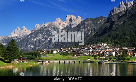 Auronzo di Cadore e il suo lago in provincia di Belluno, Veneto, Italia. Foto Stock