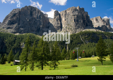 Il gruppo del Sella, un altopiano massiccio sagomato nelle Dolomiti, Italia. Foto Stock
