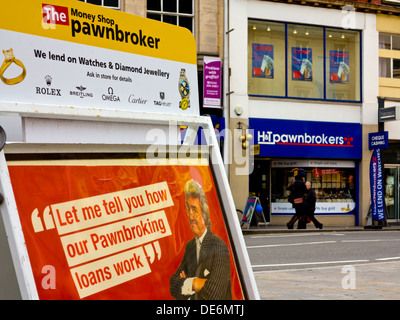 Negozio di denaro pawnbrokers in Derby city centre DERBYSHIRE REGNO UNITO Inghilterra dove molte società di prestito hanno aperto durante la recessione Foto Stock