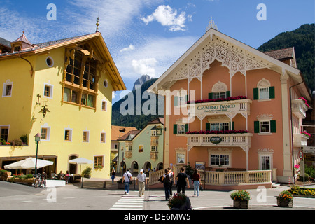 Pittoresche case nel centro di Ortisei, Italia. Foto Stock