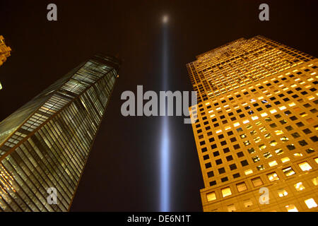 NY, NY, Stati Uniti d'America. 11 Settembre, 2013. Omaggio in luce splende tra il World Trade Center una torre e il World Financial Center di Manhattan. © Christopher Penler/Alamy Live News Foto Stock