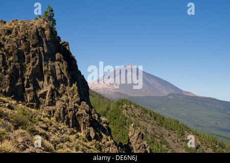 Il monte Teide dal Mirador de Ayosa (Ayosa Viewpoint) nella corona Forestal Natura Park, Tenerife, Isole Canarie. Foto Stock