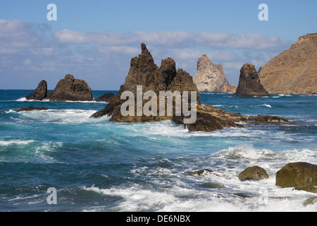 La costa rocciosa di Taganana con le formazioni di Los Roques de Anaga nella costa nord-orientale di Tenerife, Isole Canarie. Foto Stock