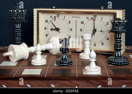 Composizione con gli scacchi orologi. Dopo il gioco. Foto Stock