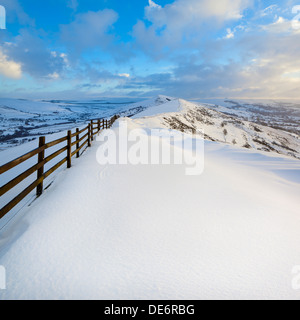 Vista verso la collina di perdere, Win Hill e la Hope Valley in inverno dal Mam Tor nei pressi di Castleton nel Derbyshire Peak District, REGNO UNITO Foto Stock