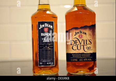 Bottiglie di Jim Beam Kentucky Bourbon diritta. Triple di età compresa tra i 6 anni e nero (sinistra) Devil's Cut. Foto Stock